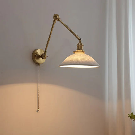 Vintage-Wandleuchte aus Messing mit breitem Keramikschirm