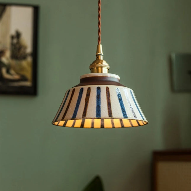 Keramik-Hängeleuchte mit handbemaltem Streifenmuster