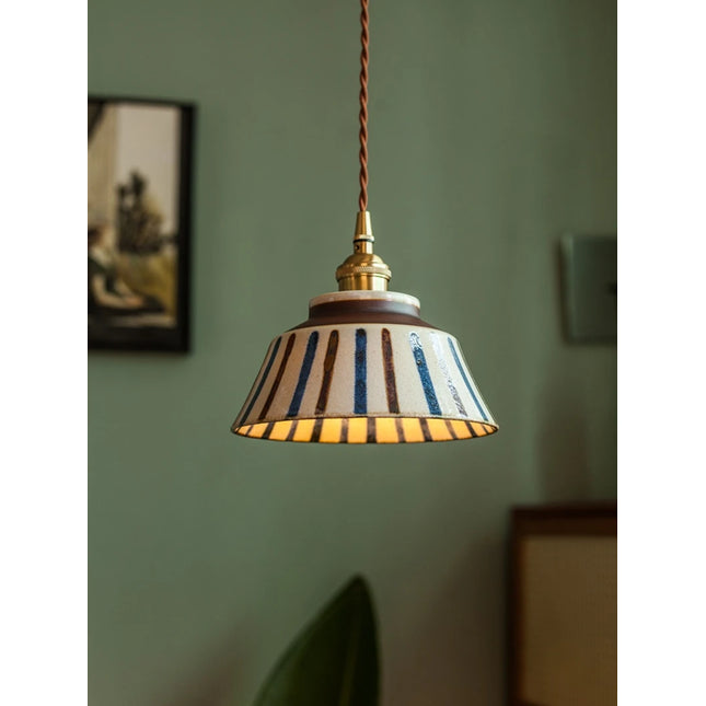 Keramik-Hängeleuchte mit handbemaltem Streifenmuster