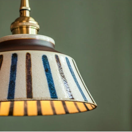 Keramik-Hängeleuchte mit handbemaltem Streifenmuster