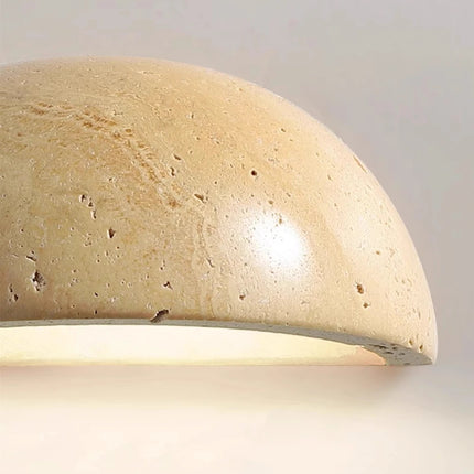 Halbrunde Travertin-Wandleuchte für warmes, natürliches Ambientelicht