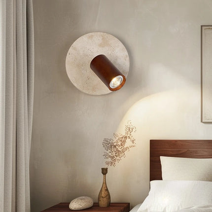 Große Travertin-Wandleuchte mit drehbarem Holz-Zylinderstrahler