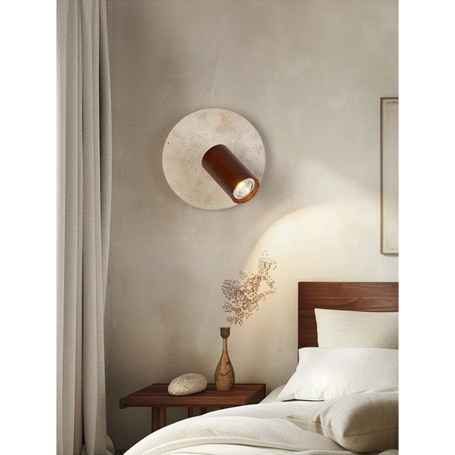 Große Travertin-Wandleuchte mit drehbarem Holz-Zylinderstrahler