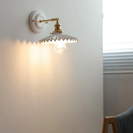 Keramik-Wandleuchte mit Messingarm und Zickzack-Vintage-Schirm