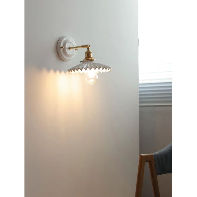 Keramik-Wandleuchte mit Messingarm und Zickzack-Vintage-Schirm
