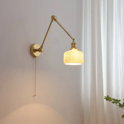 Schwenkbare Vintage-Wandleuchte aus Messing mit Keramikschirm