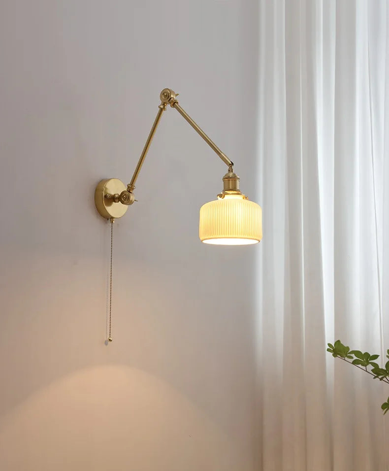 Schwenkbare Vintage-Wandleuchte aus Messing mit Keramikschirm