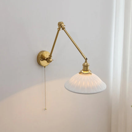 Vintage-Wandleuchte aus Messing mit breitem Keramikschirm