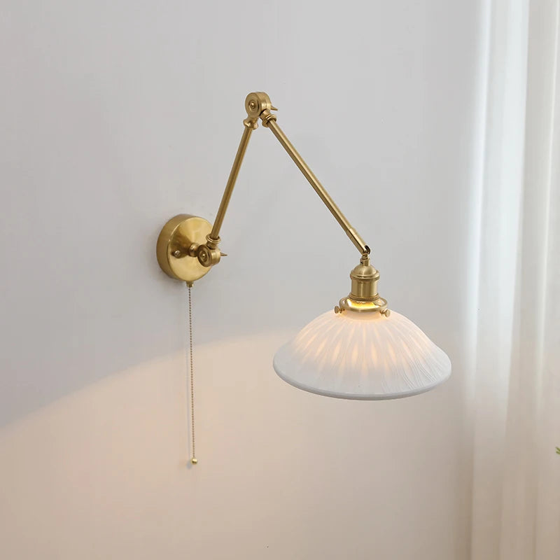 Vintage-Wandleuchte aus Messing mit breitem Keramikschirm