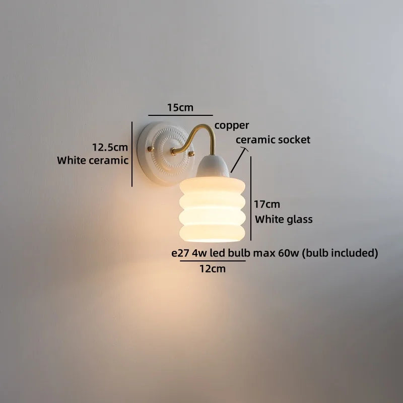 1 Glas-Wandleuchte mit weichem Wellen­schirm und elegant geschwungenem Kupferarm