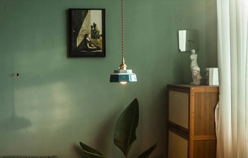 Keramik-Hängeleuchte mit tiefblauem Vintage-Schirm