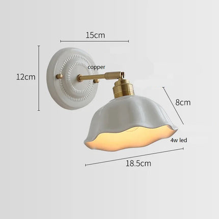 Vintage-Wandleuchte mit gewelltem Keramikschirm und Messingarm