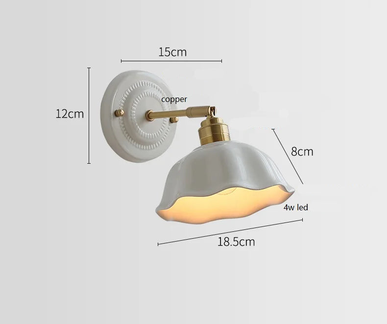 Vintage-Wandleuchte mit gewelltem Keramikschirm und Messingarm