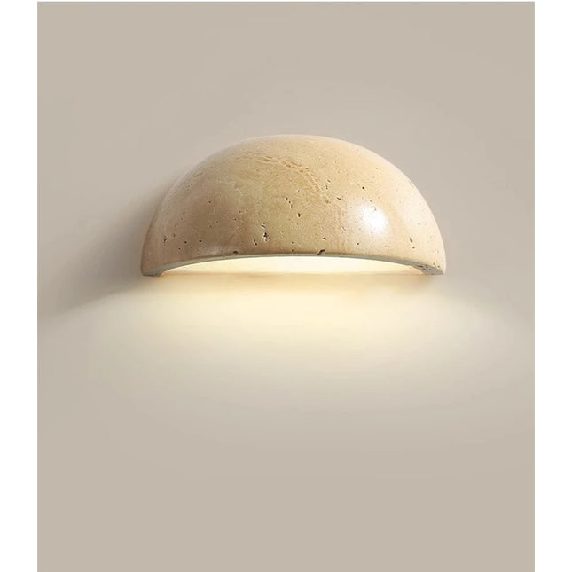 Halbrunde Travertin-Wandleuchte für warmes, natürliches Ambientelicht