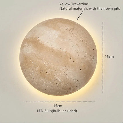Runde Travertin-Wandleuchte mit warmem Hinterlicht im Naturstein-Look