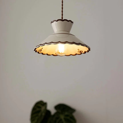Keramik-Hängeleuchte mit zweistufigem Vintage-Wellenschirm