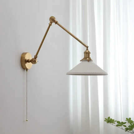 Vintage-Wandleuchte aus Messing mit flachem Keramikschirm