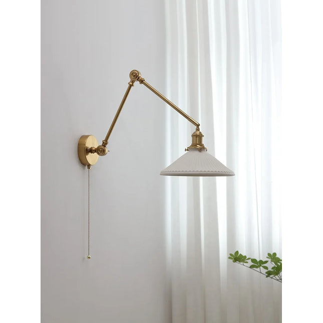 Vintage-Wandleuchte aus Messing mit flachem Keramikschirm