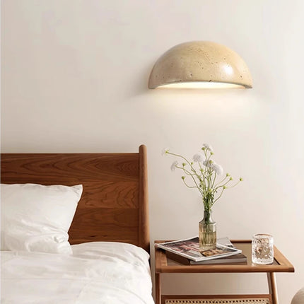 Halbrunde Travertin-Wandleuchte für warmes, natürliches Ambientelicht