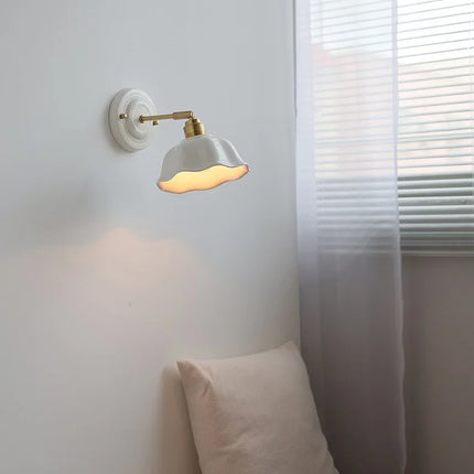 Vintage-Wandleuchte mit gewelltem Keramikschirm und Messingarm