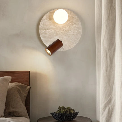Große Travertin-Wandleuchte mit Kugelglas und warmem Holzstrahler
