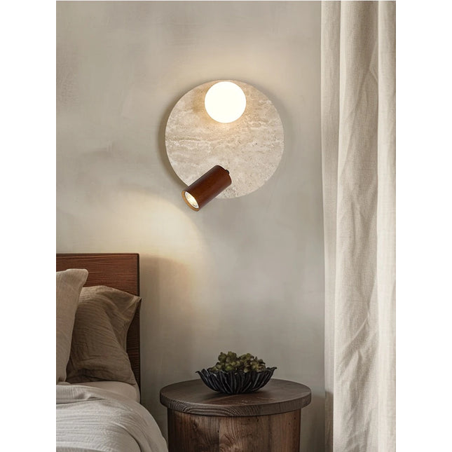 Große Travertin-Wandleuchte mit Kugelglas und warmem Holzstrahler