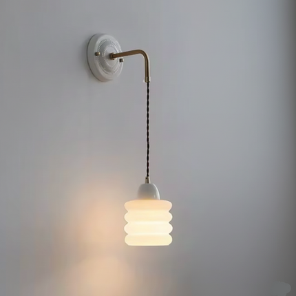 Glas-Wandleuchte mit sanftem Wellen­design und elegantem Kupferarm