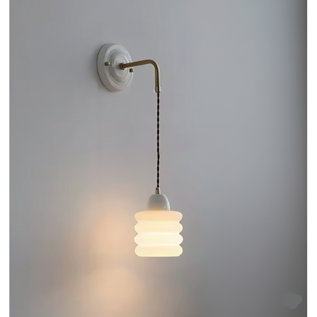 Glas-Wandleuchte mit sanftem Wellen­design und elegantem Kupferarm