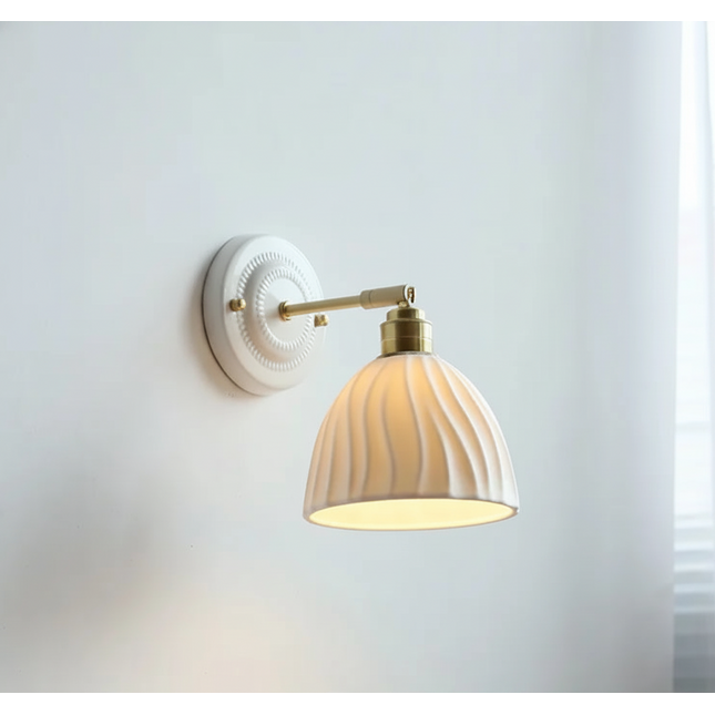 Wandleuchte mit gerilltem Keramikschirm und Messingarm