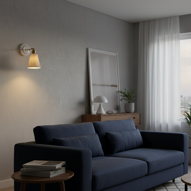 Wandleuchte mit langem gerilltem Keramikschirm und Messingarm