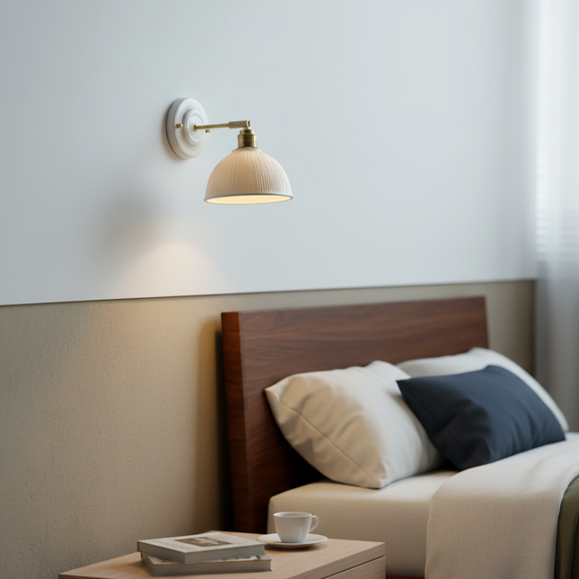 Wandleuchte mit rundem gerilltem Keramikschirm und Messingarm