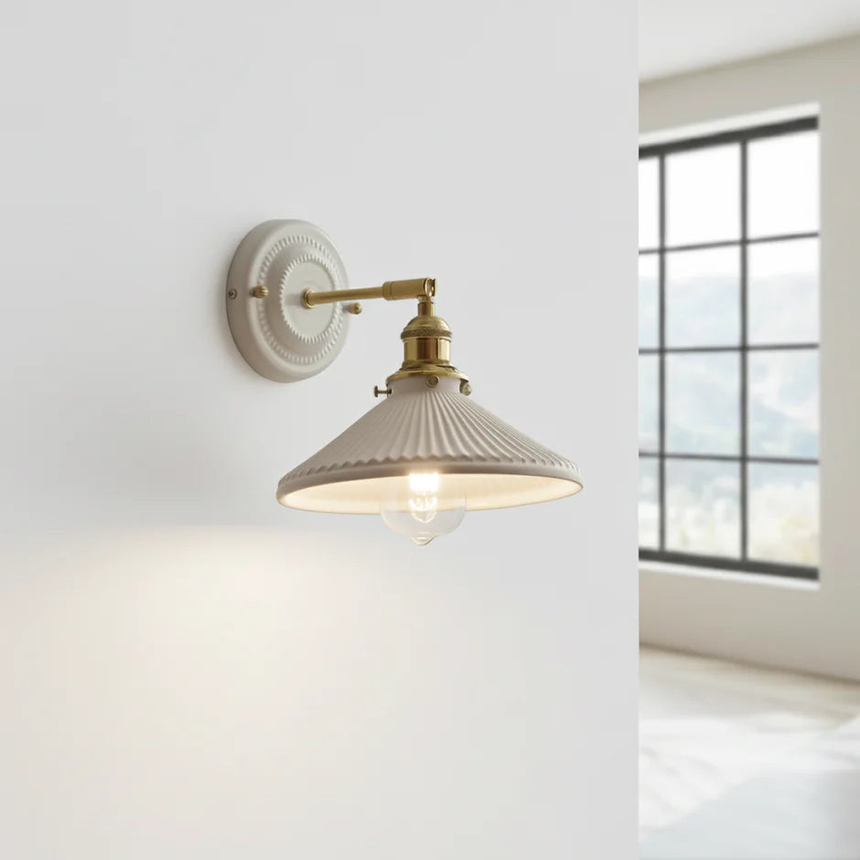 Verstellbare Keramik-Wandleuchte mit Messingarm im Vintage-Stil