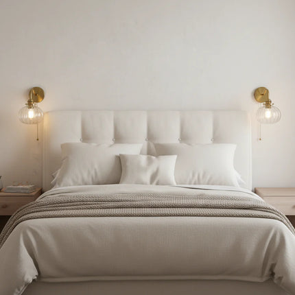 Vintage Glasball-Wandleuchte mit elegantem Messingbogen