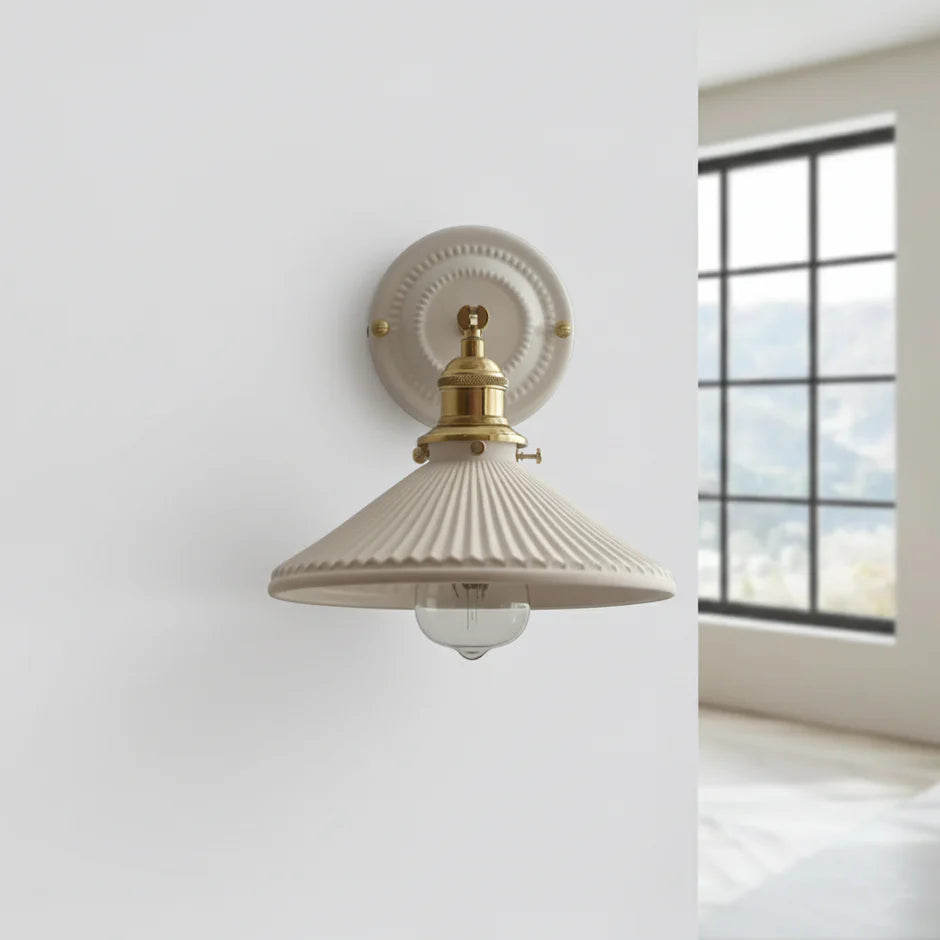 Verstellbare Keramik-Wandleuchte mit Messingarm im Vintage-Stil