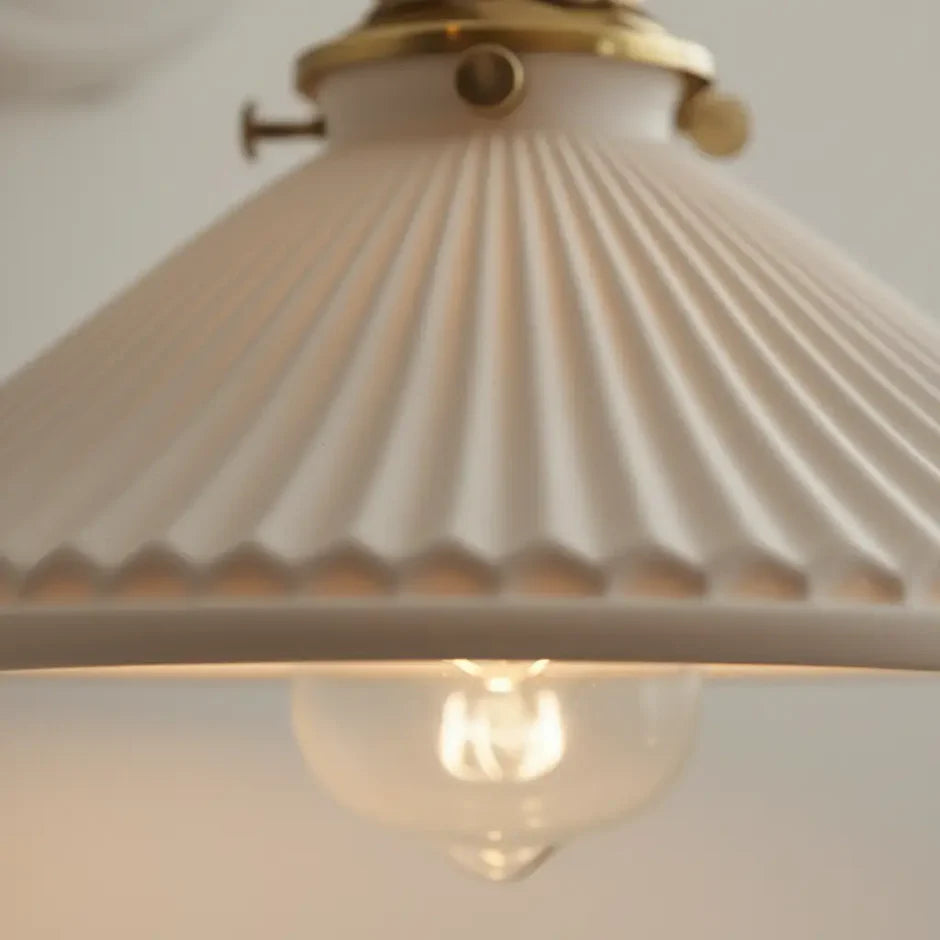 Verstellbare Keramik-Wandleuchte mit Messingarm im Vintage-Stil