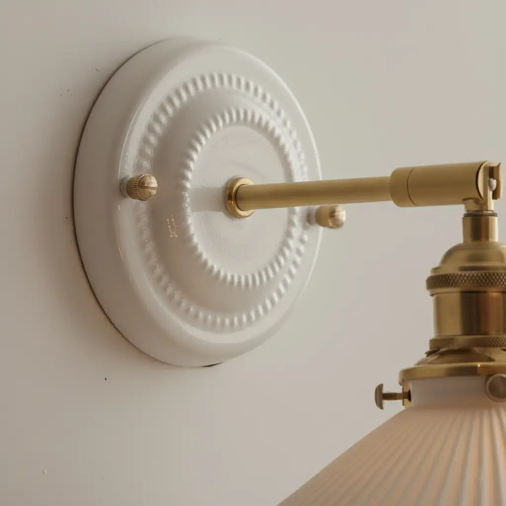 Verstellbare Keramik-Wandleuchte mit Messingarm im Vintage-Stil