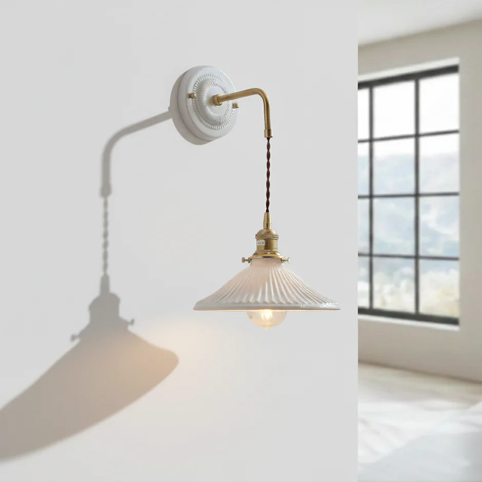 Vintage Keramik-Wandleuchte mit drehbarem Kupferarm