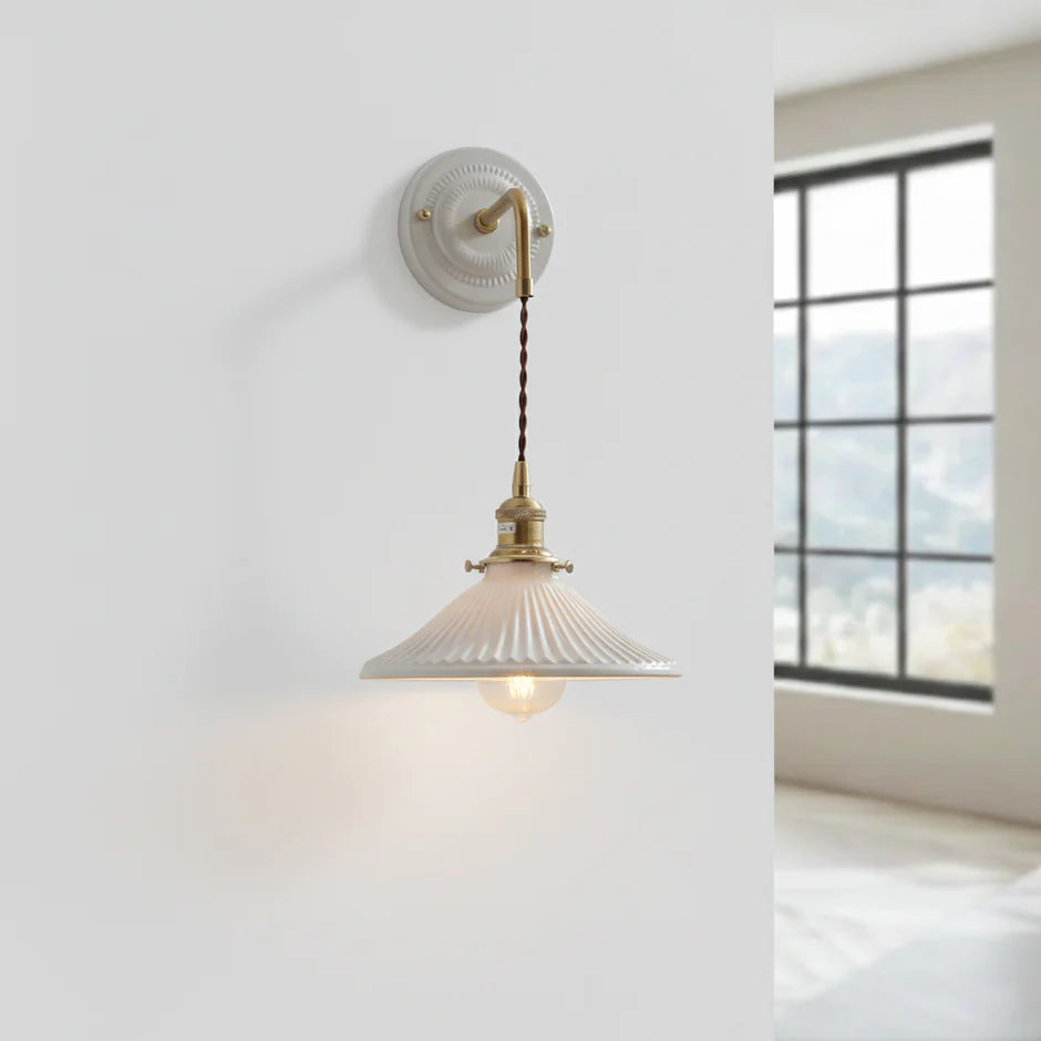 Vintage Keramik-Wandleuchte mit drehbarem Kupferarm