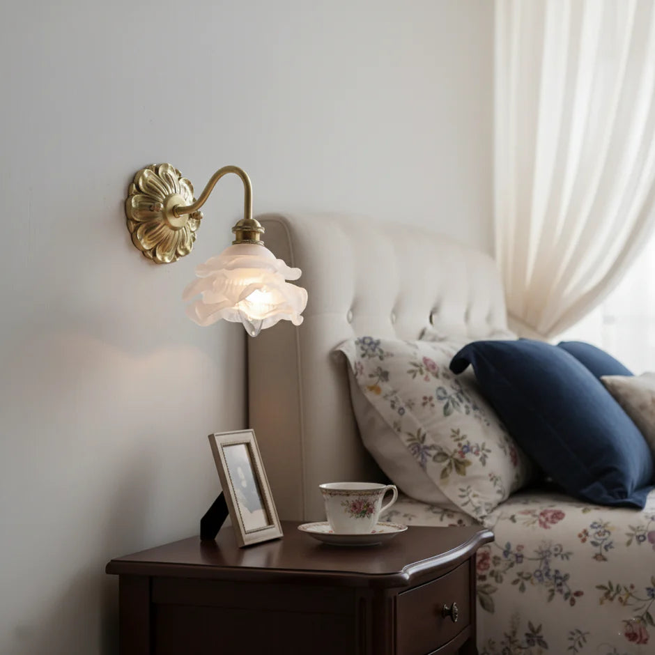 Applique murale en verre à motif floral et bras en laiton élégamment courbé