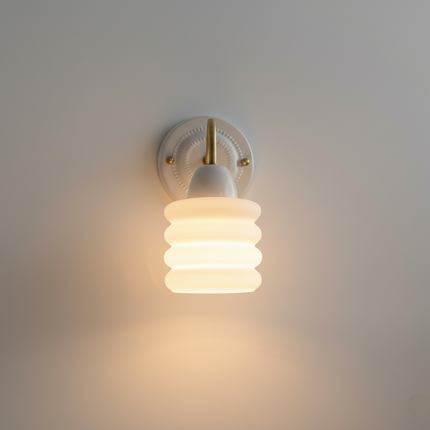 1 Glas-Wandleuchte mit weichem Wellen­schirm und elegant geschwungenem Kupferarm